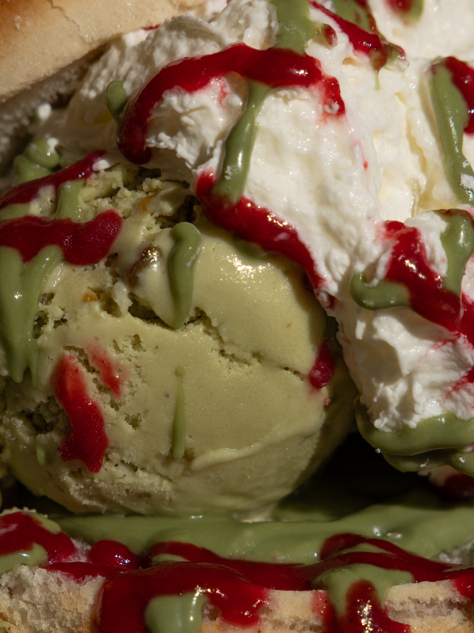 Glace pistache et coulis de fruits rouges