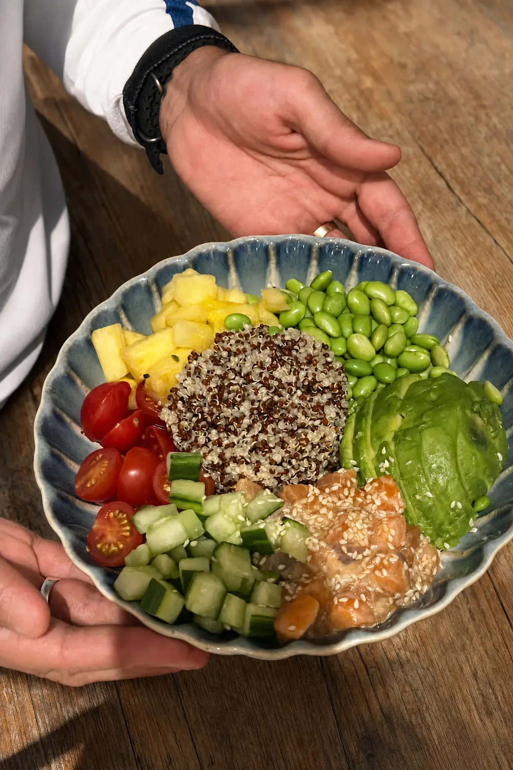 Assiette de salade bowl équilibrée avec quinoa, légumes frais et protéines